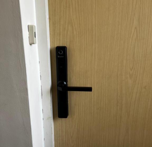 بنسيون Crownford Guesthouse   Close To Hanley Centre And University