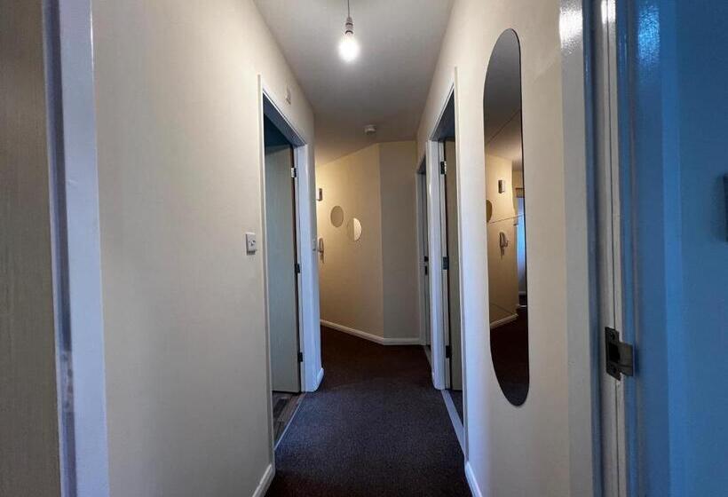 بنسيون Crownford Guesthouse   Close To Hanley Centre And University