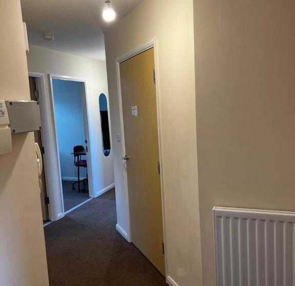 بنسيون Crownford Guesthouse   Close To Hanley Centre And University