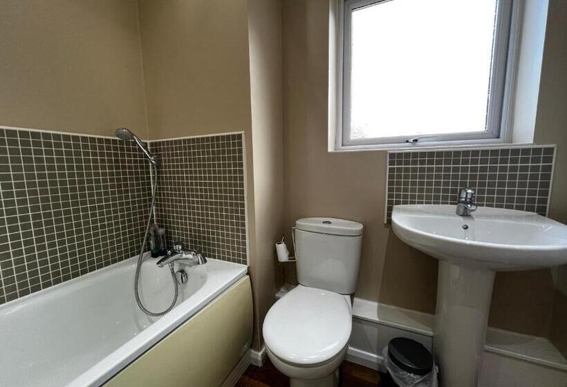 بنسيون Crownford Guesthouse   Close To Hanley Centre And University