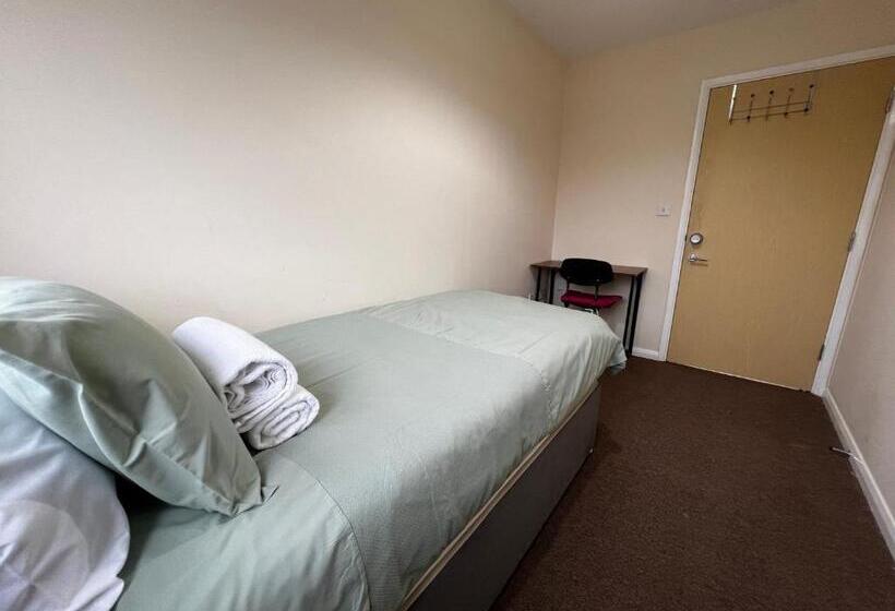 بنسيون Crownford Guesthouse   Close To Hanley Centre And University