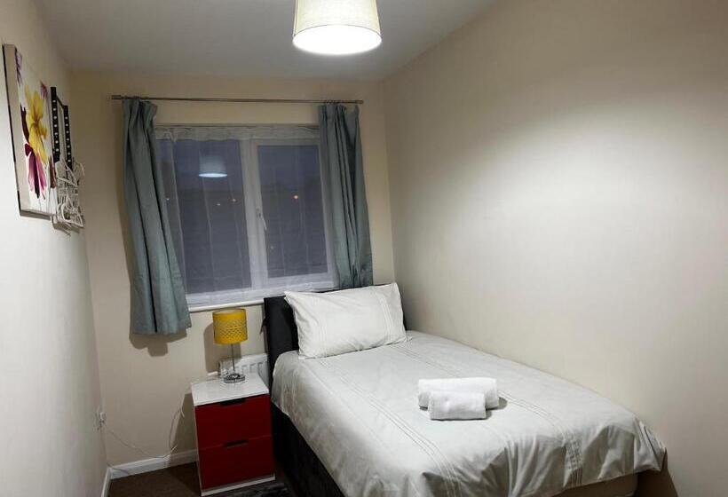 بنسيون Crownford Guesthouse   Close To Hanley Centre And University