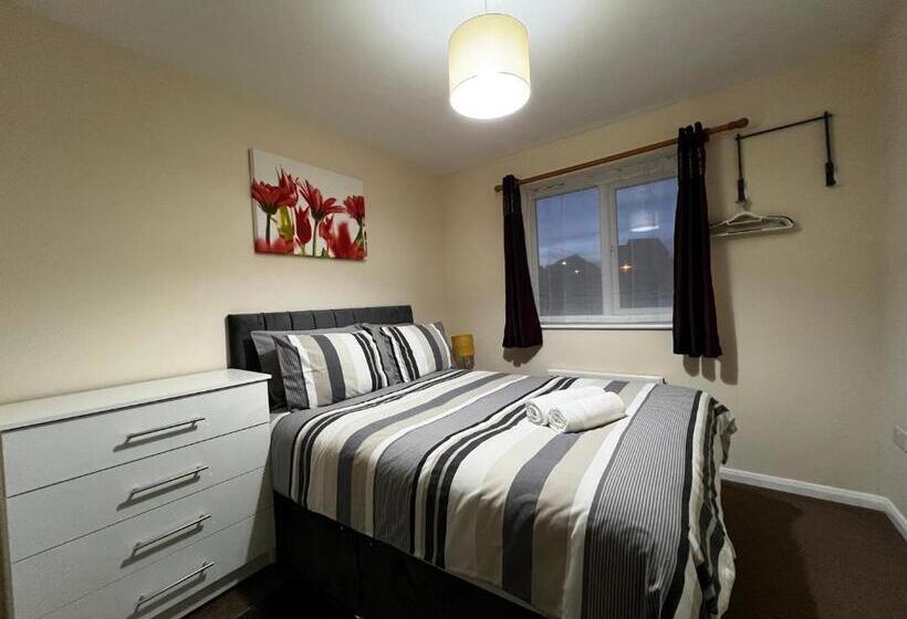 بنسيون Crownford Guesthouse   Close To Hanley Centre And University
