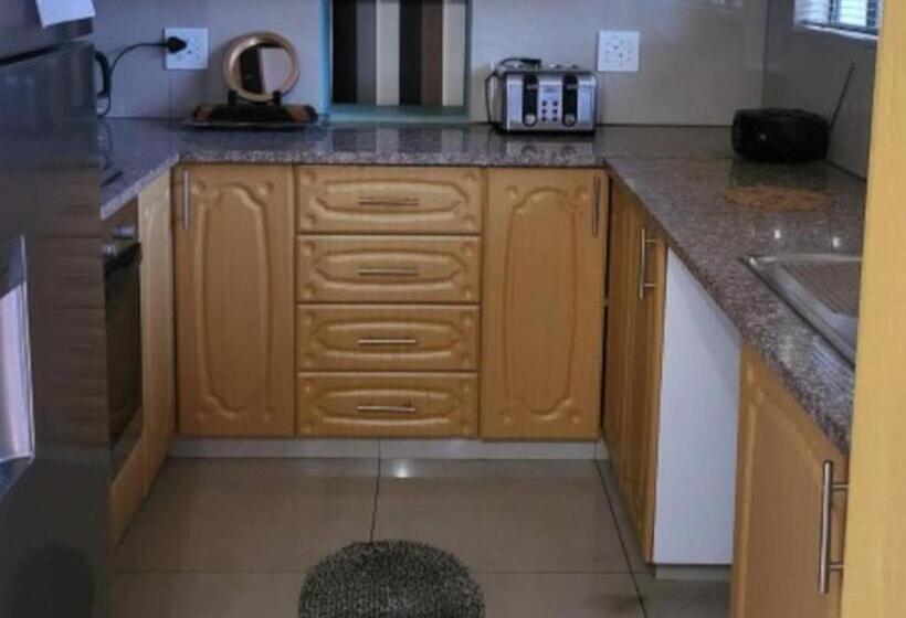 بنسيون Orca Estate Guesthouse Self Catering Accommodation