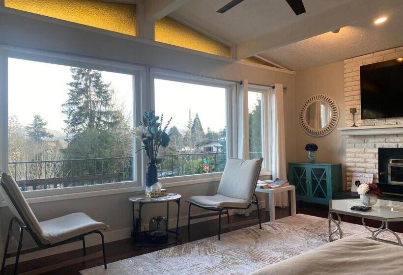 پانسیون Spacious Beautiful View Suite In Surrey City