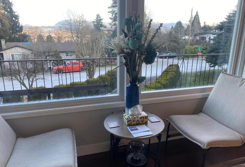 پانسیون Spacious Beautiful View Suite In Surrey City