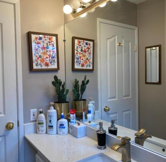 پانسیون Spacious Beautiful View Suite In Surrey City
