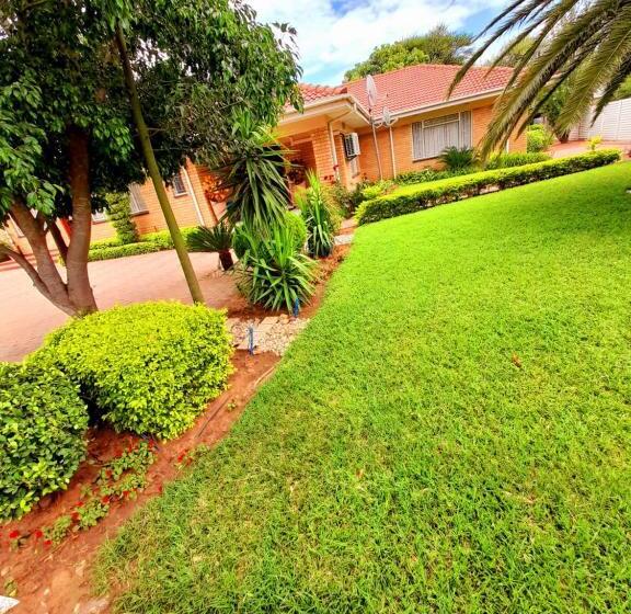 تختخواب و صبحانه Living Guesthouse