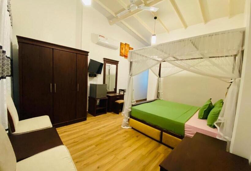 مبيت وإفطار Tharumini Villa