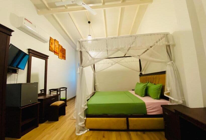 مبيت وإفطار Tharumini Villa