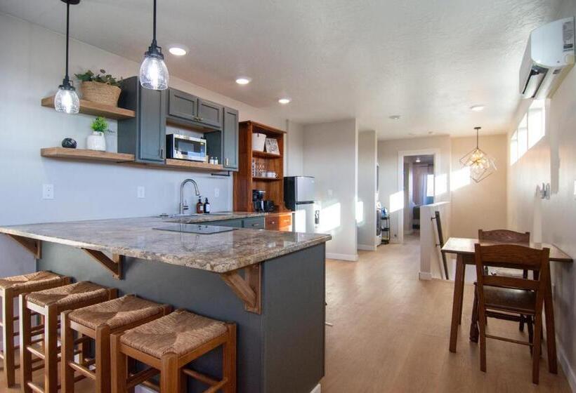 بنسيون Caldwell Cliff Swallow Guest House