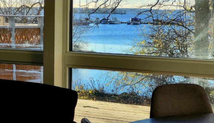 پانسیون Beautiful Lakefront House