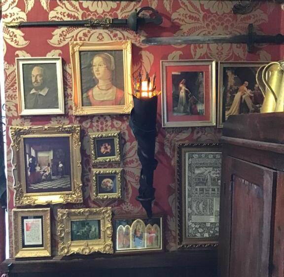 ベッドアンドブレックファースト The Old Merchants House   The Vettriano Room