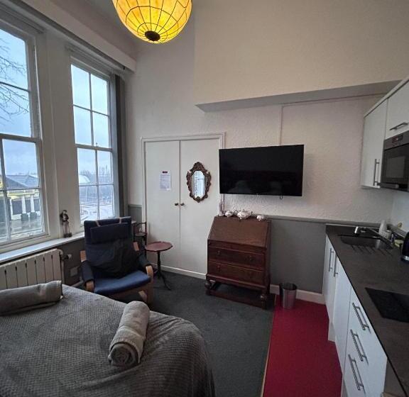 هتل The Office Bar And Restaurant