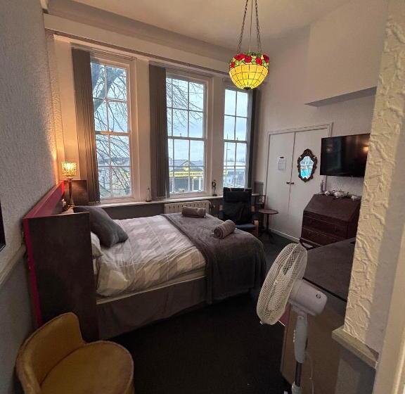 هتل The Office Bar And Restaurant