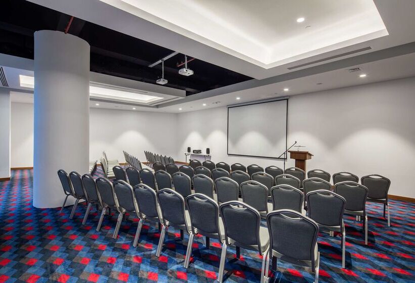 هتل Hampton By Hilton Izmir Aliaga