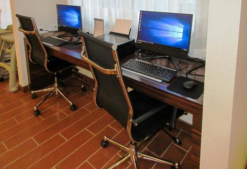 בית מלון כפרי Mainstay Suites