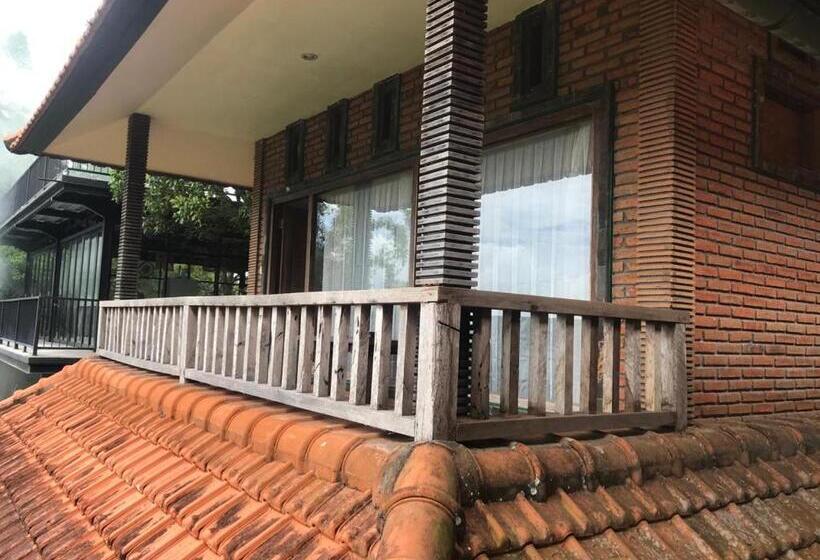 호스텔 Kraras Munduk Guest House & Donbiyu Rendezvous Restaurant