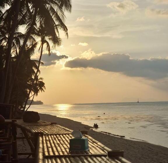 هتل A Little Bungalows By Beach