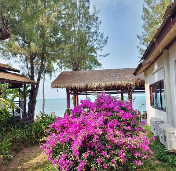 هتل A Little Bungalows By Beach