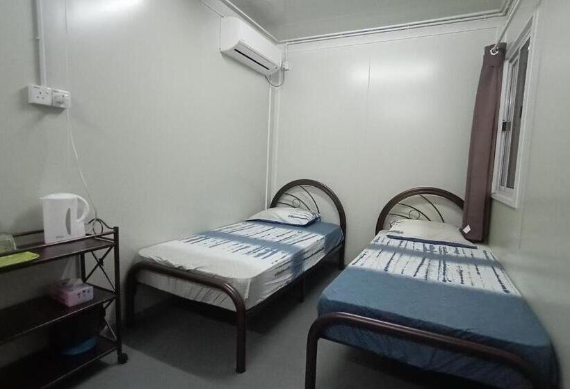 Отель Kw Caravan Park & Cabin Stay