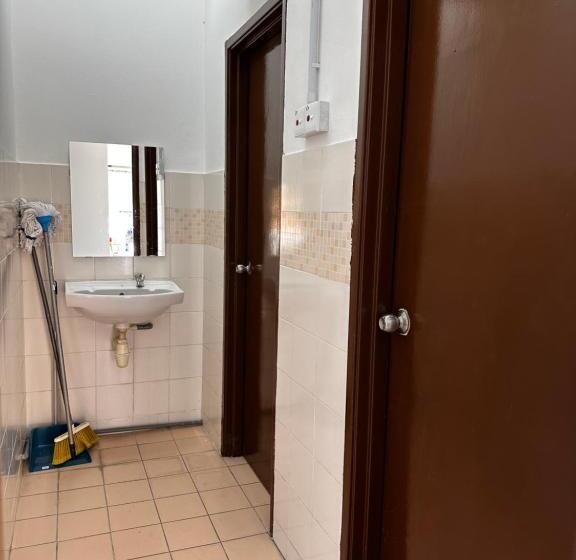 Pension Jiaxin Dormitory Setia Indah 家馨青年旅宿