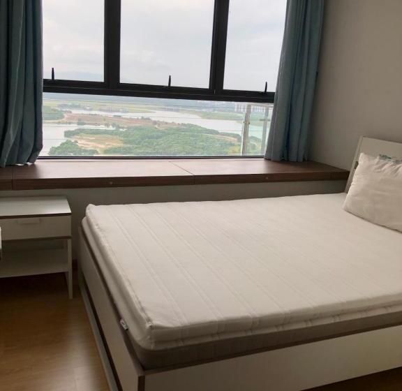 膳宿费 Medium Sized Bedroom, Girls Only In Country Garden Danga Bay, 2pax, Free Wifi, Parking