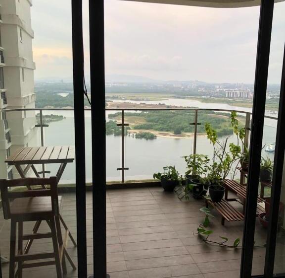 膳宿费 Medium Sized Bedroom, Girls Only In Country Garden Danga Bay, 2pax, Free Wifi, Parking