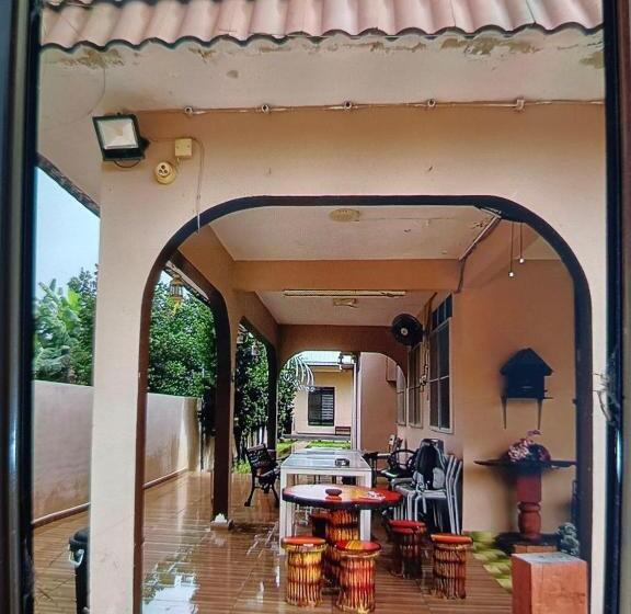 Пансион Spacious Room In Gunung Ledang