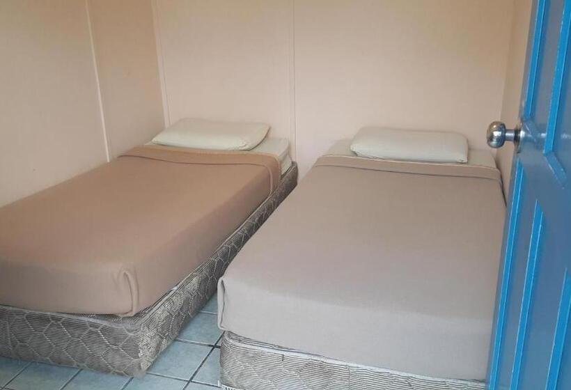 هاستل Alora Budget Inn