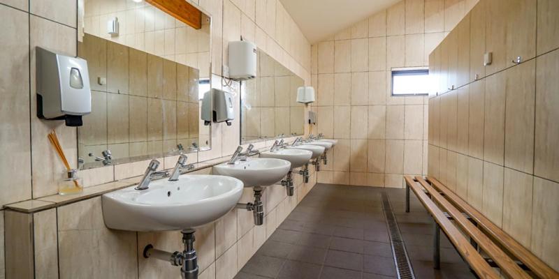 בית מלון כפרי Dog Friendly Stagecoach Glamping Pod With Hot Tub