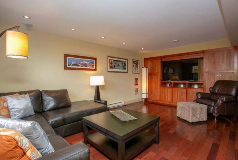 پانسیون Luxury Bachelor By Halifax Waterfront  Hot Tub