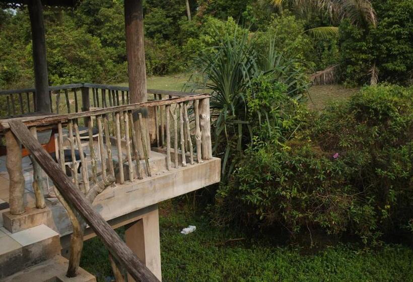 پانسیون Sepat Village House By The Beach