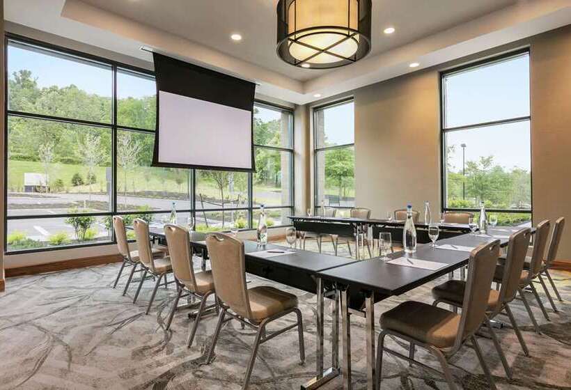 Отель Embassy Suites By Hilton Berkeley Heights
