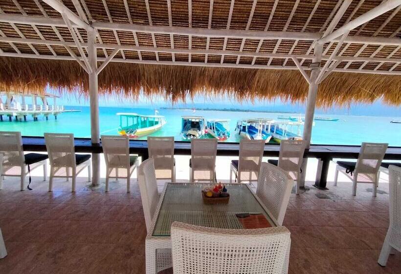 هتل Kura Kura Beach Resort