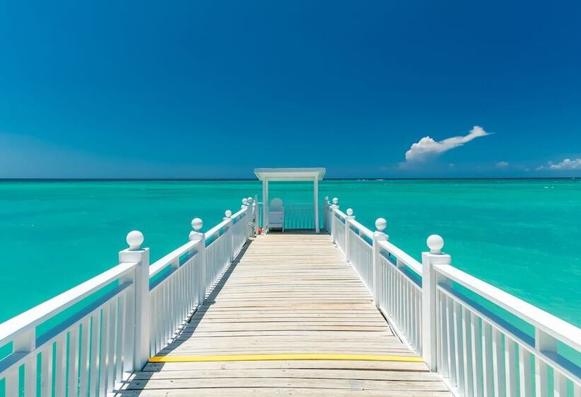 هتل Grand Decameron Cornwall Beach, A Trademark All Inclusive Resort