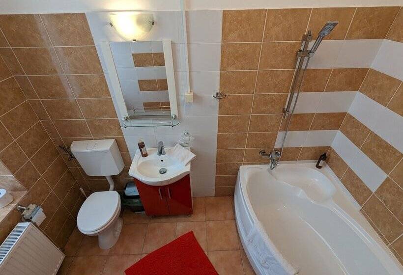 بنسيون Main Square Apartments & More