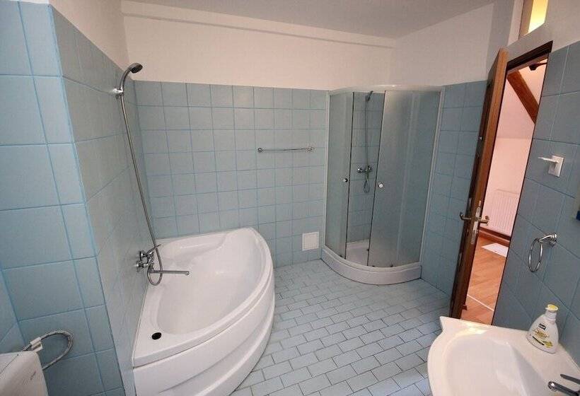 بنسيون Main Square Apartments & More