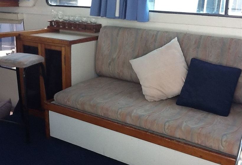 فندق Boyds Bay Houseboat Holidays