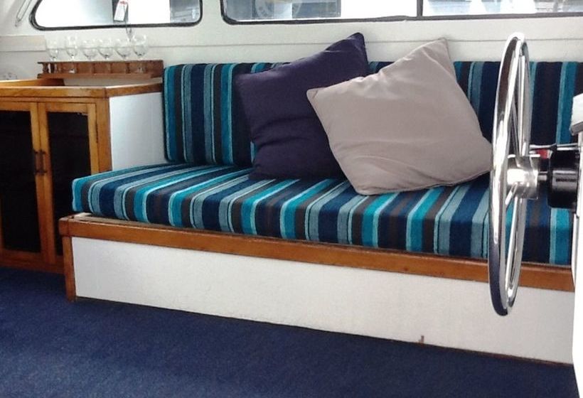 فندق Boyds Bay Houseboat Holidays