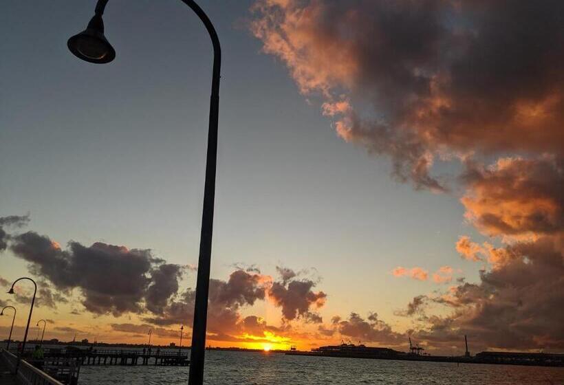 Staycentral   Spacious Seaviews Port Melbourne