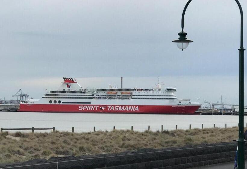 Staycentral   Spacious Seaviews Port Melbourne