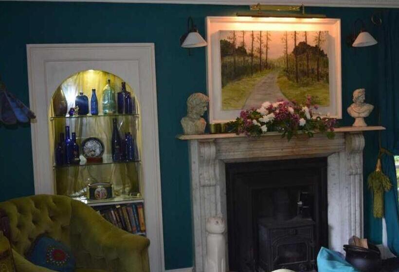 تختخواب و صبحانه Cullintra House