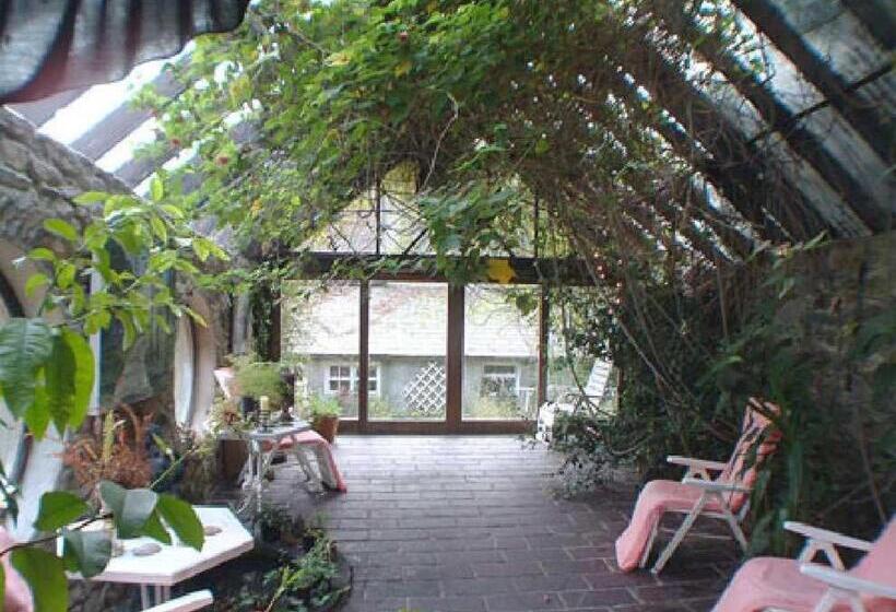 تختخواب و صبحانه Cullintra House