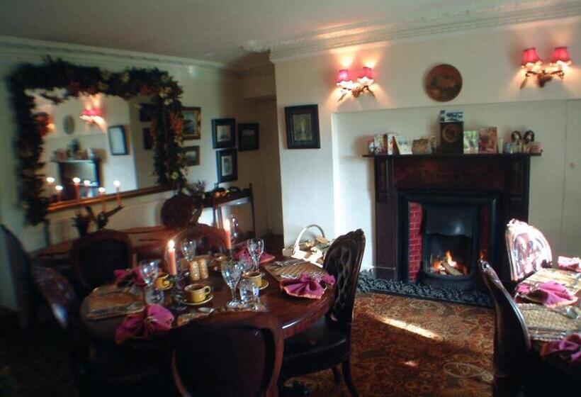 تختخواب و صبحانه Cullintra House