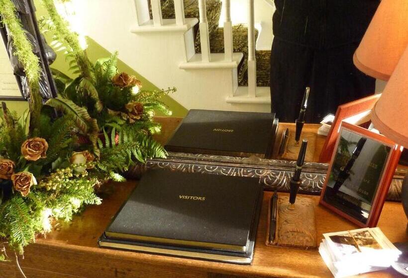 تختخواب و صبحانه Cullintra House