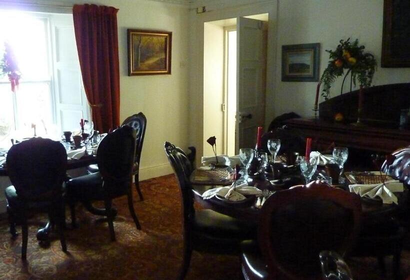 تختخواب و صبحانه Cullintra House