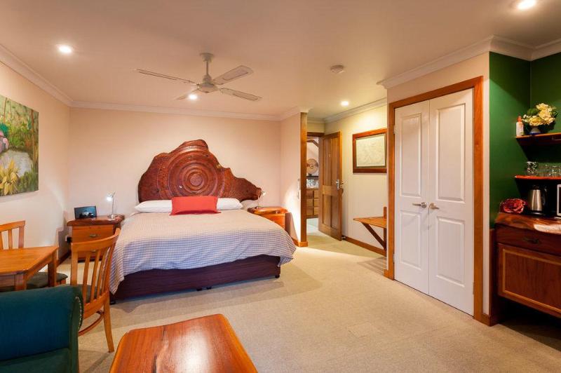 Отель Artisan Spa Views B&b And Cottage