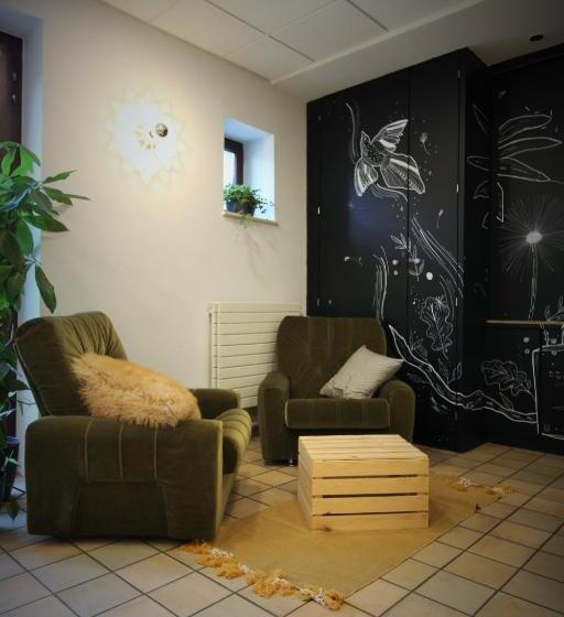 Общежитие Auberge De Jeunesse De La Roche Champlon