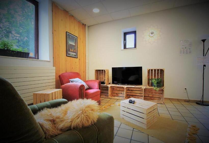 Общежитие Auberge De Jeunesse De La Roche Champlon